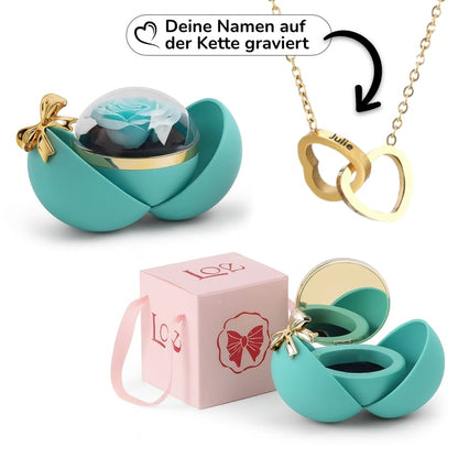 Ewige Rose in Kugelbox – Doppelherz-Halskette mit persönlicher Gravur