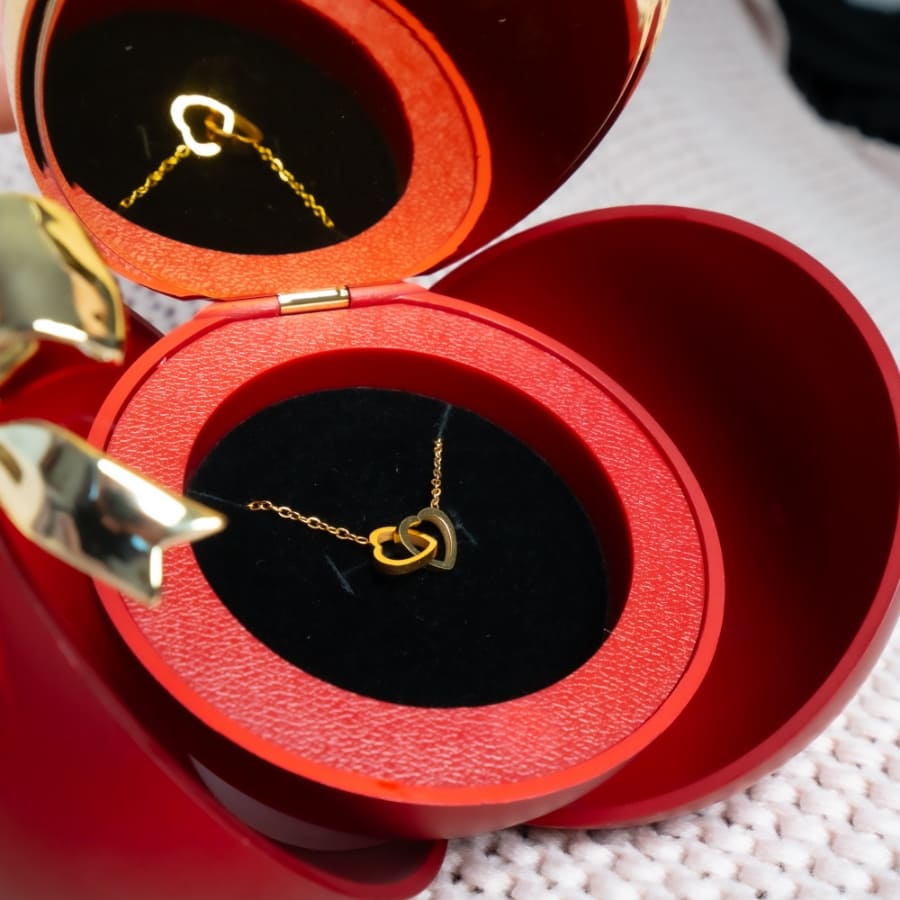 Ewige Rose in Kugelbox – Doppelherz-Halskette mit persönlicher Gravur